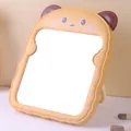 Süßer gelber Schminkspiegel für den Schreibtisch im verspielten Cartoon-Toast-Design - Bärenohr-Gelb