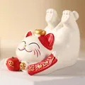 Niedliche weiße Winkekatze Figur mit roter Schriftrolle und Apfel für Schreibtisch - Glückskatze (HK001A)