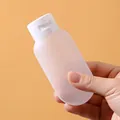 Flacon de voyage souple en plastique dépoli pour lotions et articles de toilette - Carré / Blanc