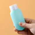 Bouteille de voyage portable en silicone bleu clair avec bouchon à clapet blanc - Carré / Bleu
