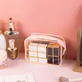 Transparente rosa PVC-Kulturtasche für Reisen, gefüllt mit Lippenstiften zur Organisation - Kleines Rosa