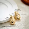 Orecchini geometrici irregolari placcati in oro 18k con parametri di dimensioni e peso - Goccia a Strisce