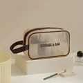 Μια μινιμαλιστική μπεζ διχτυωτή τσάντα καλλυντικών ταξιδιού με κομψή καφέ λαβή - M / Μπεζ