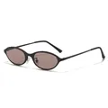 Kleine retro jaren 90 cat-eye zonnebril met een smal zwart metalen montuur en bruine glazen. - Mat Zwart Frame / Zwarte Thee Lens