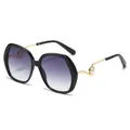 Oversize-Sonnenbrille für Damen mit Perlendetail, Goldbügeln und Verlaufsgläsern - Schwarzer Rahmen Farbverlauf Grau (BJ5709)