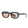 Gafas de sol retro cuadradas con lentes naranjas y remaches metálicos sobre fondo blanco - Montura Cuadrada (SZ3206) / Montura Negra Lentes de Té