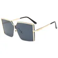 Lunettes de soleil carrées oversize tendance avec détails dorés et verres gris foncé. - Monture Or Noir Gris