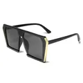 Oversized quadratische schwarze Sonnenbrille mit goldenen Metallakzenten und UV-Schutz - Hellschwarz