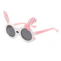 Süße weiße Kinder-Sonnenbrille in Hasenform mit rosa gepunkteten Ohren für Mädchen - Weißer Rahmen Schwarz Graue Linse (EQ4922)