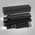 Luxe zwarte automatische paraplu met LED-zaklamphandgreep en lederen geschenkdoos set - Volautomatische Omgekeerde Paraplu (Hoes + Cadeaubox) / LED Licht/Reflecterend/10 Baleinen / Lichtroze