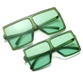 Grüne übergroße Eltern-Kind-Sonnenbrille für Damen und Kinder, stilvolle quadratische Rahmen. - Eltern-Kind-Set / Matt Grüner Rahmen Grüne Linse (Set)