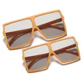 Passende Eltern-Kind-Sonnenbrille in Orange mit übergroßem quadratischem Rahmen. - Eltern-Kind-Set / Oranger Rahmen Graue Linse (Set)