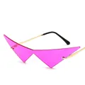 Avantgardistische rosa dreieckige Sonnenbrille mit goldenen Metallbügeln für Damen - Goldene Bügel Violette Gläser