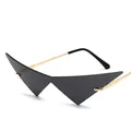 Stilvolle avantgardistische dreieckige Cat-Eye-Sonnenbrille mit goldfarbenen Metallbügeln - Goldrahmen Schwarzgrau