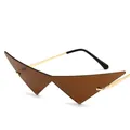 Modische braune randlose Dreieck-Sonnenbrille mit goldenen Metallbügeln für Damen-Partys. - Goldene Bügel Tee Gläser