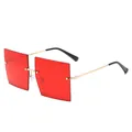 Lunettes de soleil oversize sans monture rouges avec branches dorées et clous décoratifs - Lentille Rouge