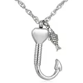 Detaillierte Aufnahme des Edelstahl Fischhaken Urnenanhängers für Asche Gedenkschmuck - Herz Angelhaken Stil / Silber
