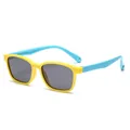 Polarisierte Kindersonnenbrille mit gelb-blauem Silikonrahmen und Sternendetail auf Steg. - Gelber Rahmen Graue Linsen