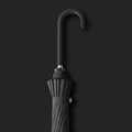 Ombrello nero di lusso a manico lungo con elegante impugnatura in pelle e fibbia dorata. - Ombrello Lungo Automatico 16 Stecche / Stile Standard Giapponese / Nero Inchiostro
