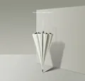 Elegante ombrello automatico a 16 stecche con manico lungo in bianco mandorla e gomma nera - Ombrello Lungo Automatico 16 Stecche / Rivestimento Solare in Colla Nera / Bianco avorio