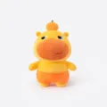 Süßes gelbes Wasserschwein-Plüschtier mit einer Orange auf dem Kopf und einer Hose - 18cm / Stehend Schmollen