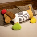 Coussin long en peluche teckel avec corps rayé et pattes colorées - Pomme Teckel / 55cm