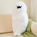 Adorable peluche de foca blanca suave con diseño de bigote en un sofá de color beige - Foca de Pie / Blanco / 70cm