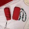 Kompakter roter Mini-Taschensonnenschirm mit passender Tasche und stilvollem Gurt - Retro-Rot