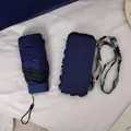 Kompakter dunkelblauer 6-fach Taschenschirm mit passender Camouflage-Tragetasche - Tiefseeblau