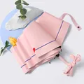 Élégant parasol français rose avec rayure bleue et poignée ornée d'un joli nœud - Deux Cœurs - Rose Clair