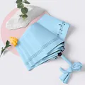 Élégante ombrelle française bleu clair avec notes de musique noires et poignée nœud - Notes Sautantes - Bleu Clair
