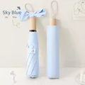 Paraguas plegable azul cielo pequeño con protección UV, diseño de lazo y mango de madera - Azul claro