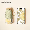 Kompakter Mini-Taschenschirm mit gelbem Blumenmuster und UV-Schutz für unterwegs - Golden Silk Fran Stil