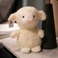 Peluche d'agneau blanc doux avec fourrure bouclée sur une table de nuit en marbre - Agneau Blanc