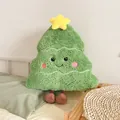 Vue détaillée d'un coussin en peluche en forme de sapin de Noël vert souriant avec une étoile. - Sapin de Noël Style Q / 50 cm / Vert