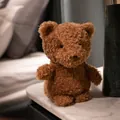 Adorable ours en peluche marron assis sur une table en marbre blanc dans une chambre - Ours Khaki
