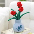 Kreativer roter Plüsch-Rosenstrauß in hellblauer Vase für Heim- und Bürodekoration - Rose