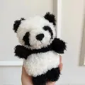 Adorable poupée en peluche de panda noir et blanc tenue à la main pour l'échelle visuelle - Panda Noir et Blanc