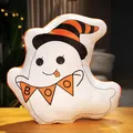 Schattig Halloween spook knuffelkussen met oranje heksenhut en feestelijke BOO banner decor - Tong uit Geest