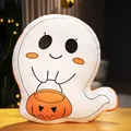 Zacht decoratief Halloween spook pluche kussen met een oranje pompoen mandje - Schattige Geest