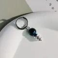 Punk-Ohrring aus Titanstahl mit einem dunkelblauen marmorierten Perlenanhänger - Einzelstück (Creole) / Sternenhimmel Blau