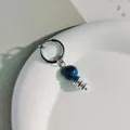 Punk-Stil Ohrklemme aus Titanstahl ohne Piercing mit tiefblauer marmorierter Perle - Einzelstück (Clip-on) / Sternenhimmel Blau