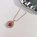 Vintage-Halskette im französischen Stil aus Edelstahl mit ovalem rotem Steinanhänger und Kristallen - Oval Roter Achat Stil