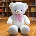 Ein übergroßer weißer Teddybär Plüschtier mit rosa Schleife auf einem Holzboden sitzend - Weiß / 80cm