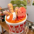 Détail d'un set d'Oden en peluche avec des personnages saucisse et gâteau de poisson en tasse - Combo de Bol / Bol Oden (Avec 4 Brochettes)