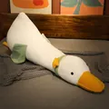 Almohada larga de peluche de pato blanco suave con pico amarillo sobre una cama - 80cm / Pato blanco grande