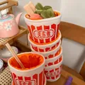 Détail montrant un ensemble créatif de peluches oden avec des bols rouges empilés et des aliments - Forme de Pot / Pot Oden (Sans Brochettes)