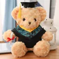 Kleiner Plüsch-Abschluss-Teddybär mit schwarzem Hut und Toga, der ein Diplom hält - 40CM / Gelber Besatz / Hellbraun
