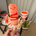 Adorable brochette de saucisse hot-dog en peluche du coffret de jeu Oden enfant - Saucisse grillée
