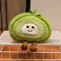 Lindo peluche de pastel de rollo suizo de matcha verde con una carita sonriente y piernas - Brazo de gitano de matcha